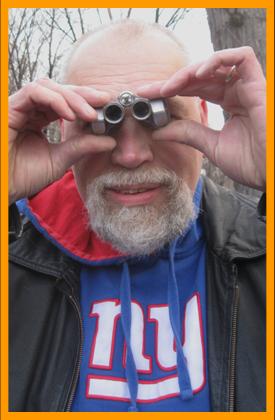 Man watching the football game with binoculars.
Man looking through binoculars.
Man observing with binoculars.
Homme utilisant de jumelles.
Mann mit fernglas.
Hombre usando binoculares.
Man som anvander kikare.
Uomo che usa il binocolo.
Man met verrekijker.
Man som bruker kikkert.
Czlowiek za pomoca lornetki.
6x15 binoculars.
7x18 binoculars.
8x20 binoculars.
Muz pouzvajici dalekohled.
Mand burger en kikkert.
Ember tavcsovet hasznal.
Mulher com binoculas.
Virietis ar binokli.
vyras su ziurona. 
