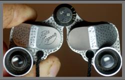 Early Fata Morgana binoculars seroial number 680 with maltese cross design.
Debut Fata Morgana jumelles numero de serie 680 avec croix de maltise.
Fruhes Fata Morgana fernglas serienummer 680 mit tatenkruez-design.
Primos Fata Morgana numero de serie prismaticos 680 con doseno de cruz malta
Veccchio binocolo Fata Morgana numero di serie 680 con croce maltese.
Vroege Fata Morgana verrekijker seriennummer 680 med maltezr kruisontwerp.
Tidiga Fata Morgana kikare serienummer 680 med maltesisk kordesign.
Tidling Fata Morgana kikkert serienummer 680 med maltesisk kryssdesign.