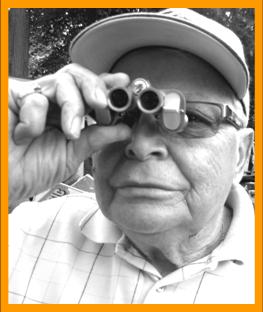 Man Watching Ospreys with Binoculars.
Mann beobachtel mit einem fernglas.
Homme observant avec des jumelles.
Hombre observando con binoculars.