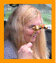 Woman using gold binoculars.
Femme utilisant ses jumelles.
Frau mit ihrem fernglas.
Mujer usando suis binoculares.
Donna che usa il suo binocolo.
Kvinna som anvanderbsin kikare
Vrouw die haar verrekijker gebruikt
Durbun unu kullanan kadin.
No hasznalja a yavcsovet.
Kobieta uzywajaca kornetki.
Kvinde, der bruger en kikkert. Nainen kayttaa kiikareita.
Zena pomoci dalekohledu.