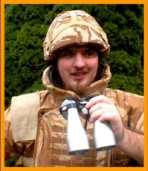 Uniformed Man with Binoculars
Hombre con binoculares
Homme avec Jumelles
Mann mit fernglas