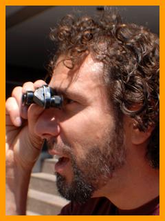 Man waching girls through binoculars.
Man using binoculars.
Man looking through binoculars.
Mann beobachtel mit einem fernglas
Homme observant avec des jumelles.
Homme utilisand de jumelles.
Hombre observando con binoculares.
Hombre observando con prismaticos.
Hombre usando binoculares.
Man som anvander kikare.
Uomo che usa il binocolo.
Man met verrekijker .
Czlowiek za pomoca lornetki.
Muz pouzvajici dalekohled.
Mand burger en kikkert.
Ember tavcsovet hasznal.
Mieskayttaa kiikareita.
Homem usando binoculos.
Cilveks, kas izmanto binokli.
Vyras naudodamas ziuronus.
6x15 binoculars.
6x15 jumelles.
6x15 fernglas.
