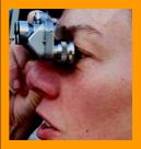 Woman using her binoculars.
Femme utilisant ses jumelles.
Frau mit ihrem fernglas.
Mujer usando suis binoculares.
Mujer usando suis prismaticos.
Donna che usa il suo binocolo.
Kvinna som avander sin kikare.
Vrouw die haar verrekijker gebruikt.
Durbununu kullanan kadin.
No hasznalja a tavcsovet.
Kobieta uzywajaca kornetki.
Kvinde, der bruger en kikkert.
Nainen kayttaa kiikareita.
Zena pomoci dalekohledu.