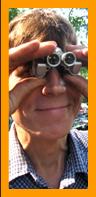 Happy man looking through miniature binoculars
Homme avec jumelles
Hombre con binoculares
Mann mit fernglas