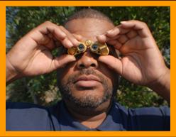 Man observing with miniature binoculars.
Man using binoculars.
Man looking through binoculars.
Homme utilisant de jumelles
Mann mit miniatur fernglas.
Homme avec des jumelles miniature.
Hombre con binoculares en miniatura.
Hombre con prismaticos en miniatura.
Hombre usando binoculares.
Man med minaityr kikare.
L'uomo con il binocolo in miniatura.
Man avander sin kikare.
Man die zijn verrekijker gebtuitk.Mezczyzna uzywajacy lornetki.
Durbununu kullanan adam turk.
Ember hasznalja a tavcsovet.
Mand, de bruger sin kikkert.
Mies kiikareillaan.
Muz pomoci sveho dalekohkedu.
Covjek Koji koristi svoj dalekozor.
