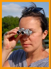 Man observing with binoculars.
Frau beobachtet mit einem fernglas.
Femme observant avec des jumelles.
Mujer observando con binoculares.
Kvinna observerar med kikare.
Donna che guarda attraverso il binocolo.
Vrouw die haar verrekijker gebruikt.
Durbun unu kullanan kadin.
No hasznalja a tavcsovet.
Kvinde, der bruger en kikkert.
Nainen kayttaa kiikareita.
Zena pomoci dalekohledu.