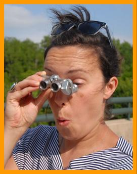 Woman using binoculars.
Femme utilisant ses jumelles.
Frau mit ihrem fernglas.
Mujer usando suis binoculares.
Mujer usando suis prismaticos.
Donna che usa il suo binocolo.
Kvinna som avandar sin kikare.
Vrouw die haar verrekijker gebruikt.
Durbun unu kullonan kadin.
No hasznalja a tavcsovet.
Kobieta uzywajaca kornetki.
Kvinde, der bruger en kikkert.
Nainen kayttaa kiikareita.
Zena pomoci dalekohledu.