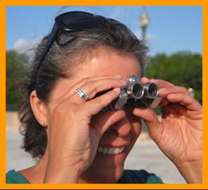 Woman looking though small miniature binoculars.
Frau schaut durch ein fernglas.
Femme regardant a travers de jumelles.
Mujer mirando na traves de binoculares.
Kvinna som tittar genom kikare.
Donna che guarda attraverso il binocolo.
Vrouw die haar verrekijker gebruikt.
Durbun unu kullanan kadin.
No hasznalja a tavcsovet.
Kobieta uzywajaca kornetki.
Kvinde, der bruger en kikkert.
Nainen kayttaa kiikareita.
Zena pomoci dalekohledu. 