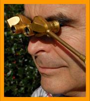 Man with Gold Fata Morgana Binoculars with Lorgnette Handle.
Mann mit Fata Morgana fernglas.
Homme avec Fata Morgana jumelles.
Hombre con Fata Morgana binoculares.
Hombre con Fata Morgana prismaticos.
Man med Fata Morgana kikare.
L'uomo cin il binocolo Fata Morgana. 
Man anvander sin kikare.
Durbununu kullanan adam turk.
Ember hasznalja a tavcsovet.
Mezcyzna uzywajacy lornetki.
Mand, de bruger sin kikkert.
Mies kiikareillaan.
Covjek koji korristi svoj dalekozor. 