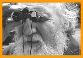 Man looking through miniature binoculars.
Mann schaut durch ein miniatur fernglas.
Hombre mirando a traves de binoculares en miniatura.
Homme regardant a travers de jumelles.
Man som tittar genom kikare.
L'uomo che guarda attraverso ilo binocolo.
Man avander sin kikare
Man die zijn verrekijker gebruikt.
Durbun unu kullananadam.
Ember hasznalja a tavcsovet.
Mezczyzna uzwajacy lornetki.
Mand, de bruger sin kikkert.
Mies kiikareillaan.
Muz pomoci sveho dalekohkedu.