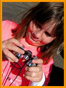 girl with binoculars.
Fille avec des jumelles.
Madchen mit fernglas.
Chica con binoculares.
Tjej med kikare.
Ragazza con il binocolo.
Meisje met verrekijker.
Jente med kikkert.
Dziewczyna z lornetka.
Divka s dalekohledem.
Pige med kikkert.
Lany tavcovel.
Tytto kiikarilla.
Menina com mbinoculos.
Meitene ar binokli.
Mergaite su ziuronais.