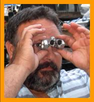 Bearded  Man looking through binoculars.
Man beobachtet mit einem fernglas.
Homme observant baved des jumelles.
Hombre observando con binoculares.
Man observerar med kikare.
L'uomo osserva con il binocolo.