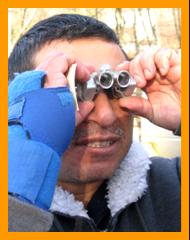 Man looking through miniature binoculars.
Mann schaut durch ein minia tur fernglas.
Homme regardant a travers des jumelles miniature.
Hombre observando con binoculares en miniature.
Man observerar med miniatur kikare.
L'uomo osserva con il binocolo in miniatura.