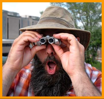 BEARDED SURPRISED MAN WITH MINIATURE BINOCULARS.
Man beobachtet mit einem fernglas.
Homme observant avec des jumelles.
Hombre observando con binoculares.
Man observrar med kikare.
L-uomo osserva con il binocolo.