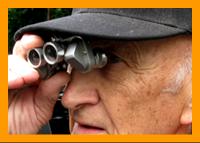 Man using  miniature binoculars.
Mann mit fernglas.
Hombre utilisant de jumelles.
Man som anvander kikare.
Uomo che usa il binocolo.
Man met verrekijker.
Man som bruker kikkert.
Mezcyzna uzywajacy lornetki.
Muz pouzivajici dalekohled.
Mand ved hjaelp af kikkert.