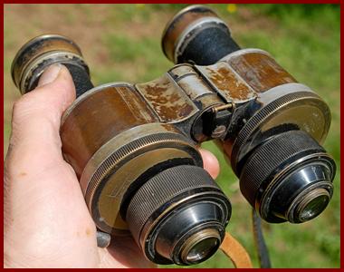 Occupied France Huet Artillery DF 8x30 Kreigmarine German navy binoculars.
France occupee Huet Artilley Df 8x30 Kreigsmarine jumelles de la marine allemande.
Besetztes Franreich Huet Artillery 8x30 Kreigsmarine fernglas der deutschen mareine.
Francia ocupada Huet Artillery 8x30 Kreigsmarine binoculares de la marina Alemana.
Ockuperade frankrike Huet Artillery DF 8x30Kreigsmarine tyska flottan kikare.
Francia occupata Huet Artillery 8x30 Kreigsmarine binocolo della marina tedesca.
Bezet frankrijk Huet Artillery DF 8x30 Kreigsmarine Duitse marine verrekijker.
Okkuperte Frankrike Huet Artillery Df 8x30 Kreigsmarine tyske marinen kikkert.
Okupowana Francja Huet  Kreigsmarine niemiecka lornetka marynarki wojennej
Okupovana Francie Huet Kreigsmarine dalekohled nemeckeho namornictva.
Besatte Frankrig Huet Artillery DF 8x30 Kreigsmarine tyske fladekikkert.
Megszalit Franciaorszag Huet Kreigsmarine nemet haditengereszeti tavcsovek.
Miehitetty Ranska HuetArtillery DF 8x30 Kreigsmarine Saskan Iavaston kiikarit.
Franca ocupada Huet Artillery DF 8x30Kreigsmarine binoculos da marinha alema.
Okupeta Francija Huet Artillery DF 8x30  Kreigsmarine vacu flotes binoklis.
Okupuota Prancuzija Huet Kreigsmarine vokieciu karinio juru laivyno ziuronai.