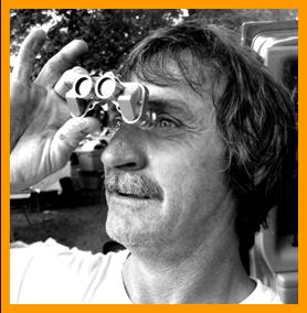 Man with Moustache looking through binoculars.
Mann schaut durch ein fernglas.
Homme regardant a travers de jumelles.
Hombre con binoculares prismaticos.
Man med kikare.
L'uomo con binocolo.