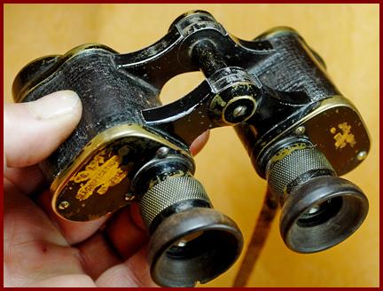 World War One Fujii Bros British Army military binoculars.
Jumelles militaires de l'armee britanique Fujii Bros. 6x de la premiere guerre mondaile.
Erster Weltrieg Fujii Bros 6x der Britischen armee.
Binoculares militares del ejercito Britanico Fujii Bros 6x de la primera guerra mundai.
Prismaticos militares del ejercito Britanico Fujii Bros 6x de la primera guerra mundai.
Fuji Bros 6x Brittiska armens militara kikare fran forsta vardskriget.
Binocolo militare dell'esercito Britannico Fujii bros 6x della prima guerra mondiale.
Eerste weredoorlog Fujii Bros 6x militaire verrekijker van het Britise leger.
Forste verdenskrig den Brittiske haerens militaere kikkert Fujii Bros 6x.
Lornetka wojskowa armil Brytyiskiej Fujii Bros 6x z i wojny swiatowej.
Vojensky dalekohled Nritske Armady Fujii Bros 6x x privni svetove valky.
Den Britske haers militaer kikkert Fujii Bros 6x.
Elso vilaghaborus Fujii Bros 6x a Brit hadsereg katonai tavcsovel .
Ensimmaisen maailmansodan Fujii bros 6x Britannian armeijan.
Primeira Guerra Mundail Fujii Bris 6x binoculos do exercito Britanico.
Pirmais passaules kars Fujii Bros 6x Britu armijas militarais binoklis.
Pirmojo pasaulinio karo Fujii Bros 6x Britu armijos kariniai ziuronai.