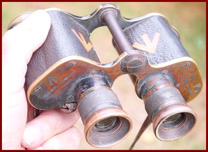 Ross London British army military binoculars. 
Ross London jumelles militaires d'larmee Britannique.
Ross London militarfernglas de Britischen armee.
Ross London binoculares militresdel ejercito Britanico.
Ross London Brittiska armens militsra kikare.
Ross London binocolo militre dell'esercito Britannico.
Ross London militaier verrekijker van het Britse leger.
Ross London den Britiske haerens militaere kikkert.
Ross London lornetka wojskowa armil Brytyjskiej.
Ross London vojensky dalekohled Nritske armady.
Ross London den Britiske haers militaerkikkert.
Ross London a Brit hadsereg katonai tavcsovel
Ross London Britannian armeijan armeijan kikarit.
Ross London binoculos militares do exercito Britanico.
Ross London Britu armijas militarais binoklis.
Ross London Britu armijos kariniai ziuronai.
 