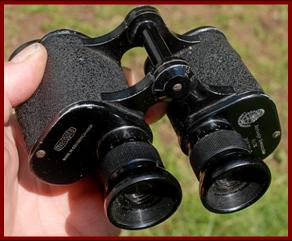 Bald Man Appreciating Miniature Binoculars.
Hombre con binoculares en miniatura.
Homme avec jumelles miniature.
Mann mit miniatur fernglas.
Man med miniatur kikare.