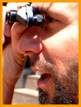 Bearded Man Using Small Binoculars. 
Homme utilisant ses jumelles.
Man mit seinem fernglas.
Hombre usando sus binoculares.
Hombre usando sus prisnmaticos.
Uomo che usa il suo binocolo. 
Man avander sin kikare.
Man die zijn verrekijker gebruikt.
Durbununu kullananadam.
Ember hasznalja a tavcsovet.
Mezczyznz uzwajacy lornetki.
Man, de bruger sin kikkert.
Mies kiikareillaan.
Muz pomoci sveho dalekohkedu.