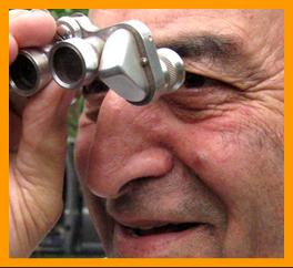 Man using Binoculars.
Homme utilisant ses jumelles.
Man mit seinem fernglas.
Hombre usado sus binoculares.
Hombre usado sus prismaticos.
Uomo che usa il suo binocolo.
Man avander sin kikare.
Man die zijn verrekijker gebruikt.
Durbununu kullananadam.
Ember hasznalja a tavcsovet. 
Mezczyzna uzywajacy lornetki.
mand, de bruger sin kikkert.
Mies kiikareillaan.
Muz pomoci sveho dalekohkedu. 