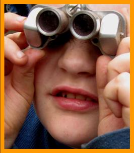 Boy looking Through Miniature Binoculars.
Junge mit fernglas.
Garcon avec jumelles.
Muchacho con binoculares.
Muchacho con prismaticos.
Pojke med kikare.
Ragazzo con binocolo