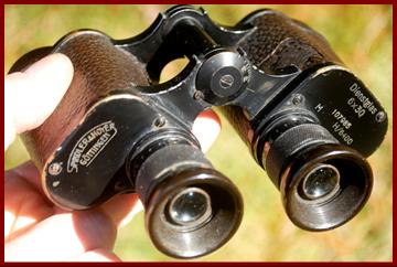 Man with binoculars.
Homme aux jumelles.
Mann mit fernglas.
Hombre con binoculares.
Man met kikare.
Uomo con il binocolo.
Man met verrekijker.
Man med kikkert.
Mezczyzna z lornetka.
Muz s dalekohled.
Mand med kikkert.
Tavcsovel rendelkezo ferfi.
Mies jolla on kiikarit.
Mulher com binoculos.
Virietis ar binokli.
Vyras su ziuronu.