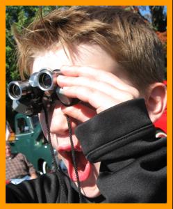 Boy with binoculars.
Garcon avec des jumelles.
June mit fernglas.
Chico con binoculares.
Pojke med kikare.
Razzo con il binocolo.
Jongen med verrekijker.
Gutt med kikkert.
Chlopiec s dalekohled.
Dreng med kikkert.
Fiu Tavcsovel.
Poika kiikarin kanssa.
Menino com binoculos.
Zens ar binokli.
Berniukas su ziuronu.