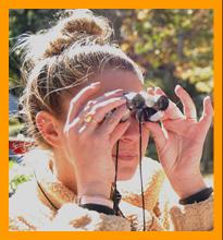 Pretty woman observing with Miniature Binoculars. 
Hubsche frau beobachtet mit einem miniatur fernglas.
Jolie femme observant avec des jumells miniature
Mujer bonita observando con med miniatur kikare.
Bella donna osserva con binocolo in miniatura.