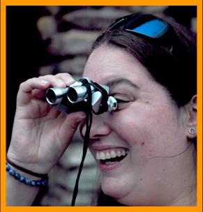 Woman looking through binoculars.
Frau schaut durch ein fernglas.
Femme regardant a travers de jumelles.
Mujer mirando a traves de binoculares prismaticos.
Kvinna som tittar genome kikare.
Donjna che guardia attraverso il binocolo.