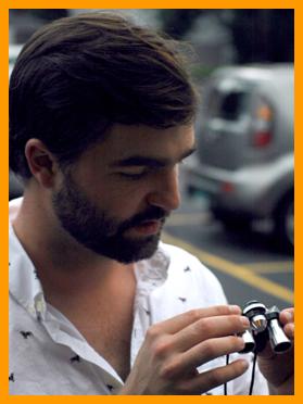 Man examining binoculars.
Mann mit fernglas.
Hombre con binoculares.
Homme avec jumelles. 
Man med kikare.