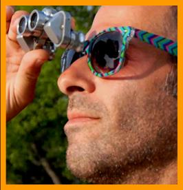 Man in his Colorful Sunglases using his  Binoculars.
Homme utililisant ses jumelles.
Man using binoculars.
Man with binoculars.
Man mit seinem fernglas.
Hombre usando sus binoculares.
Hombre usando sus prismaticos.
Uomo che usa il suo binocolo.
Man avander sin kikare.
Man die sijn verrekijker gebruikt.
Durbununu kullananadam.
Ember hasznalja a tavcsovet.
Mezczyzna uzywajacy lornetki.
Mandi, de bruger sin kikkert.
Mies kiikareillaan.
Muz pomoci sveho dalekohkedu.  