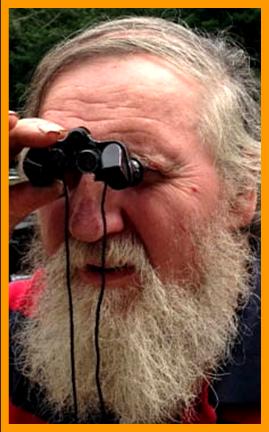 Bearded Man using Miniature Binoculars.
Homme utilisant ses jumelles.
Man mit seinem fernglas.
Hombre usando sus binoculares.
Hombre usando sus prismaticos.
Uomo che usa il suo binocolo .
Man avander sin kikare.
Man die zijn verrekijker gebruikt.
Durbununu kullananadam.
Ember hasznalja a tavcsovet.
Mzczyzna uzywajacy lornetki.
Mand, de bruger sin kikkert.
Mies kiikareillaan.
Muz pomoci sveho dalekohkedu.
