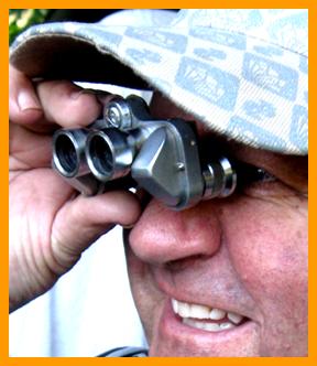 Man using hsi binoculars.
Man mit seinem fernglas.
Hombre usando sus binoculares.
Uomo che usa il suo binocolo.
Man avander sin kikare.
Durbununu kullananadam.
Ember hasznalja a tavcsovet.
Mezxzyznz uzwajacy lornetki.
Mand, de bruger sin kikkert.
Mies kiikareillaan.
Muz pomoci sveho dalekohkedu.
Mand med kikkert.
Tavcsovel rendelkezo ferfi.
Mies jolla on kiikarit.
Homem com binoculos.
Virietis ar binokli.
Vyras su ziuronu.