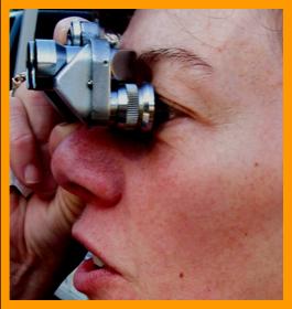 Woman using her binoculars.
Femme utilisant ses jumelles.
Frau mit ihrem fernglas.
Mujer usando suis binoculares.
Mujer usando suis prismaticos.
Donna che usa il suo binocolo.
Kvinna som avander sin kikare.
Vrouw die haar verrekijker gebruikt.
Durbununu kullanan kadin.
No hasznalja a tavcsovet.
Kobieta uzywajaca kornetki.
Kvinde, der bruger en kikkert.
Nainen kayttaa kiikareita.
Zena pomoci dalekohledu.