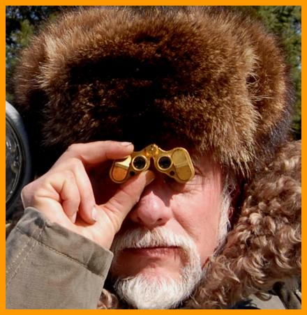 Man using his gold miniature binoculars.
Mark Ohno with gold binoculars.
Homme utilisant des jumelles.
Mark Ohno utilisant des jumelles.
Man mit seinem fernglas.
Hombre usando binoculares.
Mark Ohno usando prismaticos. 
Uoma che usa il suo binocolo.
Mark Ohno usa il binocolo.
Man avander sin kikare.
Durbununu kullananadam.
Ember hasznalja a tavcsovet.
Mezczyzna uzwajacy lornetki.
man, de bruger sin kikkert.
Mies kiikareillaan.
Muz pomoci sveho dalekohkedu.
