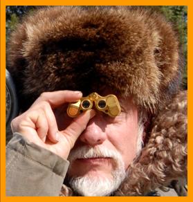 Man with  Gold Binoculars.
Mark Ohno with Fata Morgana binoculars.
Man using binoculars.
Man looking through binoculars.
Homme utilisant de jumelles.
Mann mit fernglas.
mark Ohno mit fernglas.
Hombre usando binoculares.
Hombre usando prismaticos.
Man som anvander kikare.
Uomo che usa il binocolo.
Man met verrekijker.
Czlowiek za pomoca lornetki.
Muz pouzvajici dalekohled.
Man burger en kikkert.
Ember tavcsovet hasznal.
Mies kayttaa kiikarieta.
Homem usando binoculos.
Cilveks kas izmanto binokli.
Vyras naudodamas zouronus.