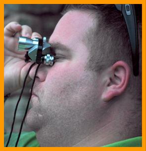 Man looking bthrough binoculars.
Mann schaut durch ein fernglas.
Homme regardant a travers de jumelles.
Hombre mirando a traves de binoculares prismaticos.
Man som tittar genom kikare.
L'uomo che guardia attraverso il binocolo.
Man met verrekijker.
Man som bruker kikkert.
Czlowiek za pomoca loretki.
Muz pouzvajici dalekohled.
Mand burger en kikkert.
Ember tavcsovet hasznal.
Mies kayttaa kiikareita.
Homem usando binoculos.
Cilveks kas izmanto binokli.
Vyras naudodamas ziuronus.
