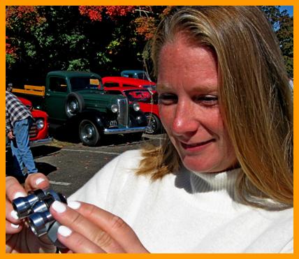 Woman with binoculars.
Femmeaux jumelles.
Frau mit fernglas.
Mujer con binoculares 
Kvinna med kikare.
Donna con il binocolo.
Vrouw met verrekijker.
Kvinne med kikkert.
Kobieta z lornetki.
Muz s dalekohled.
Kvinde med kikkert.
Eg no tavcsovel.
Nainen jolla on kiikarit.
Mulher com binoculos.
Sieviete ar binokli.
Moteris su ziuronu.