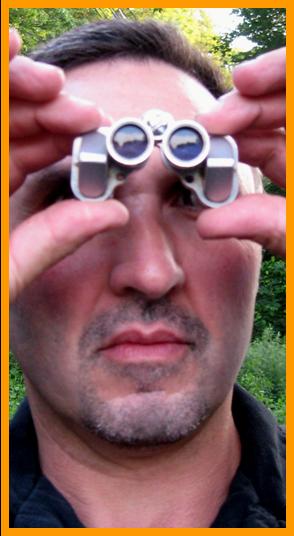 Man Viewing With Tiny Binoculars.
Man nusing binoculars.
Homme utilisant de jumelles.
Mann  mit fernglas.
Hombre usando binoculares.
Hombre usand prismaticos.
man som anvander kikare.
Uomo usa il binocolo.
Man met verrekijker.
Mezczyzna a lornetka.
Muz s dalekohled.
Mand med kikkert.
Tavcsovel rendelkezo ferfi.
Mies jolla on kiikarit.
Mulher com binoculos.
Virietis ar binokli.
Vyras su ziuronu.