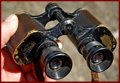 Zeiss D.F. 8x German army military binoculars.
Zeiss D.F.8x jumelles militaires de l'armee Allemande.
Zeiss D.F. 8x militarfernglas.
Zeiss D.F. 8x binoculares militares del ejercito aleman.
Zeiss D.F. 8x prismaticos militares del ejercito aleman.
Zeiss D.F. 8x Tyska armens militara kikare.
Zeiss D.F. 8x binocolo militare dell'esercito Tedesco.
Zeiss D.F. 8x  militaire verrekijker van het Duitse leger.
Zeiss D.F. 8x den Tyske haerens militaere kikkert.
Zeiss D.F. 8x lornetka wojskowa armii niemieckiej.
Zeiss D.F. 8x vojensky dalekohlednemecke armady.
Zeiss D.F. 8x den Tyske haers militaere kikkert.
Zeiss D.F. 8x a nemet hadsereg katonai tavcsovei.
Zeiss D.F. 8x Saskan armeijan sotilaskiikarit.
Zeiss D.F. 8x binoculos militarais do exercito alemao.
Zeiss D.F. 8x Vacijas armijas militarais binoklis.
Zeiss D.F. 8x Vokietijos armijos karinai ziuronai.
ドイツ軍の軍用双眼鏡。
德國陸軍軍用望遠鏡。
독일군 군용 쌍안경.
منظار عسكري للجيش الألماني.
Στρατιωτικά κιάλια του γερμανικού στρατού.
Военные бинокли немецкой армии.
जर्मन सेना की सैन्य दूरबीन।
משקפת צבאית של הצבא הגרמני.

