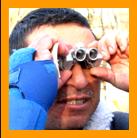 Man in Cast looking through  Binoculars.
Man observing with binoculars.
Man using binoculars.
Homme utilisant de jumelles.
Homme observant avec des jumelles.
Mann beobachtet mit einem fernglas.
Mann mit fernglas.
Hombre observando con binoculares.
Hombre observando con prismaticos.
Hombre usando binoculares.
Hombre usando prismaticos. 
Man observerar med kikare.
Man met kikare.
L'uomo osserva con il binocolo. 
Uomo che usa il binocolo.
Man met verrekijker.
Man som bruker kikkert.
Czlowiek za pomoca lornetki.
Muz pouzvajici dalekohled.
Mand burger en kikkert.
Ember tavcsover hasznak.
Mies kayttaa kiikareita.
Homem usando binoculos.
Cilveks kas izmanto binokli.
Vyras naudodamas ziuronus.
6 x 15 binoculars.
7 x 18 binoculars.