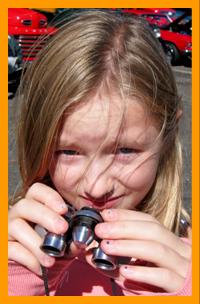 Girl with binoculars.
Fill aux jumelles.
Madchen mit fernglas.
Chica con binoculares.
Flicka med kikare.
Ragazza med kikare.
Meisje met verrekijker.
Jente med kikkert.
Dziewczyna z lornetka.
Diva s dalekohledem.
Pige med kikkert.
Lany tavcsovel.
Tytto kiikarilla.
Menina com binoculos.
Meitene ar binokli.
Mergaite su ziuronais.
