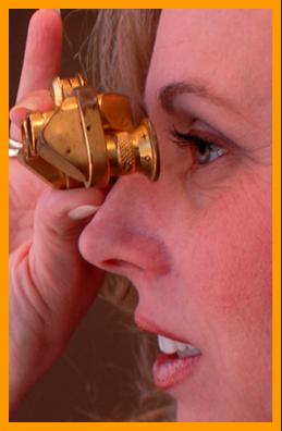 Woman looking through Gold Binoculars.
Woman observing with binoculars.
Woman using binoculars.
Femme utilisant de jumelles.
Fem avec jumelles
Frau mit fernglas.
Mujer usando binoculares.
Mujer usando prismaticos.
Kvinna som anvander kikare.
Donna che usa il binocolo.
Vrouw met verrekijker.
Kvinne som bruker kikkert.
Kobieta za pomoca lornetki.
Muz pouzvajici dalekohled.
Kvinde de burger en kikkert.
No hasznal tavcsovet.
Nainen kayttaa kiikarieta.
Mulher usando binoculos.
Sieviete ar binokli.
Noteris besinaudojanti ziuronais.