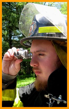 Firefighter Observing with  Miniature Binocular.
Man using binoculars.
John Ohno with binoculaes.
Homme utilisant de jumelles.
Mann mit fernglas.
John Ohno mit fernglas.
Hombre usando binoculares.
Hombre usando prismaticos.
Man som anvander kikare.
Uomo che usa il binocolo.
Man met verrekijker.
Man som bruker kikkert.
Czlowiek za pomoca lornetki.
Muz pouzvajici dalekohled.
Mand burger en kiikareita.
Ember tavcsovet hasznal.
Mies kayttaa kiikareita.
Homem usando binoculos.
Cilveks kas izmandto binokli.
Vyras naudodamas ziuronus.                                                                                                                      