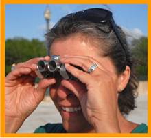 Woman with binoculars.
Woman looking through binoculars.
Woman using binoculars.
Femme utilisant de jumelles.
Femme avec jumelles.
Frau mit fernglas.
Mujer usando binoculares.
Mujer usando prismaticos.
Kvinna med kikare.
Donna che usa il binocolo.
Vrouw met verrejijker.
Kvinde de burger en kikkert.
Cnos latal ni tavcsovel.
Nainen kayttaa kiikareita.
Mulher usando binoculos.
Sieviete kas izmanto binokli.
Moteris besinaudjanti ziuronais.
