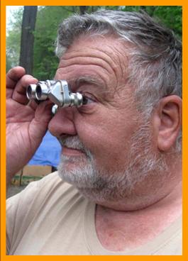  Man using Miniature Binoculars.
Homme utilisant ses jumelles.
Man mit seinem fernglas.
Hombre usando sus binoculares.
Hombre usando sus prismaticos.
Uomo che usa il suo binocolo.
Man avander sin kikare.
Man die zijn verrekijker gebruikt.
Durbununu kullananadam.
Ember hasznalja a tavcsover.
Mezczyzna uzwajacy lornetki.
Mand, de bruger sin kikkert.
Mies kiikareillaan.
Muz pomoci sveho dalekohkedu.